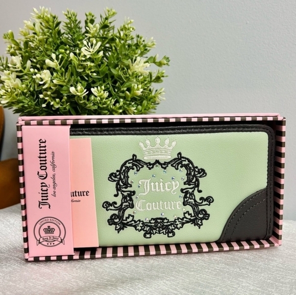 🔹️Juicy Couture🔹️ Sage Green Wallet Purse NWT come in gift box ✨️ - Picture 1 of 3